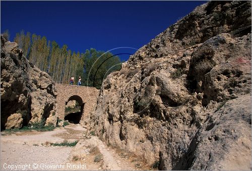 SYRIA - Maalula - piccolo villaggio tra le montagne a nord di Damasco dove si parla ancora un dialetto aramaico risalente al primo millennio a.C. - un canyon nella roccia