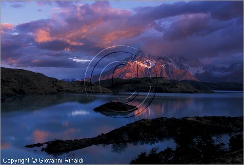 CILE - CHILE - PATAGONIA - Parco Nazionale Torres del Paine - veduta sul lago Pehoe e sul gruppo del Paine dall'Hotel Explora