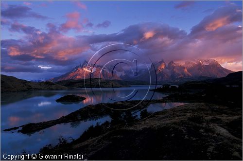 CILE - CHILE - PATAGONIA - Parco Nazionale Torres del Paine - veduta sul lago Pehoe e sul gruppo del Paine dall'Hotel Explora