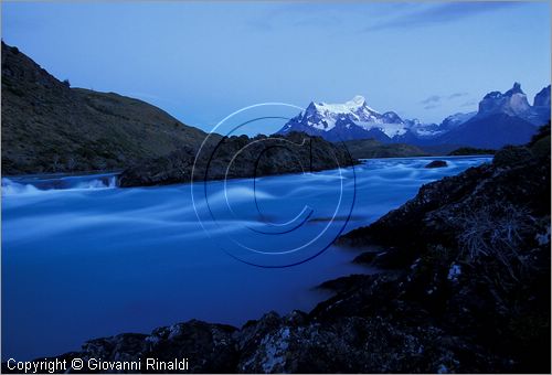 CILE - CHILE - PATAGONIA - Parco Nazionale Torres del Paine - veduta sul lago Pehoe e sul gruppo del Paine all'altezza del Salto Chico