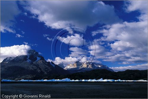 CILE - CHILE - PATAGONIA - Parco Nazionale Torres del Paine - Lago Grey con i ghiacci galleggianti che si staccano dal ghiacciao Grey e finiscono sulla spiaggia opposta - in fondo il gruppo del Paine