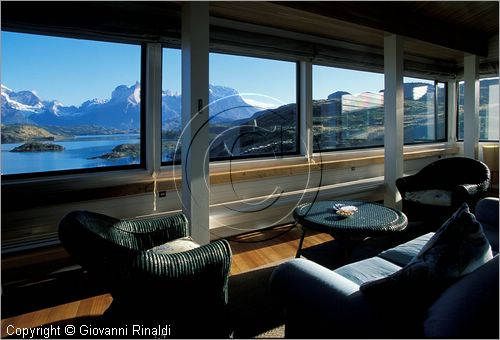 CILE - CHILE - PATAGONIA - Parco Nazionale Torres del Paine - L'Hotel Explora sul Lago Pehoe con vista sul gruppo del Paine