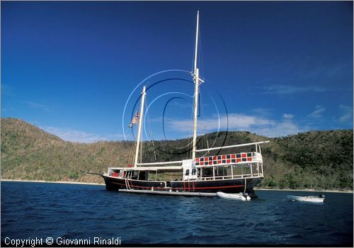 CARAIBI - ISOLE VERGINI BRITANNICHE - NORMAN ISLAND - bar William Thornton nella baia di The Bight