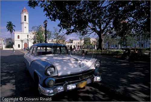 CUBA - Cienfuegos - Parque Jos Marti - dietro la catedral de la Purisima Concepcion