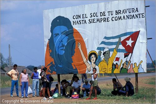 CUBA - (Cienfuegos) - sulla strada in attesa di un trasporto