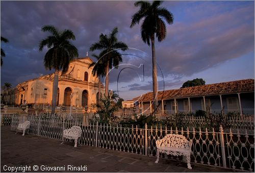 CUBA - Trinidad - Plaza Mayor, la piazza terrazzata con giardini, palme, inferriate, lampioni e vasi in ceramica - dietro  visibile la cattedrale