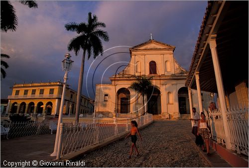 CUBA - Trinidad - Plaza Mayor, la piazza terrazzata con giardini, palme, inferriate, lampioni e vasi in ceramica - dietro  visibile la cattedrale