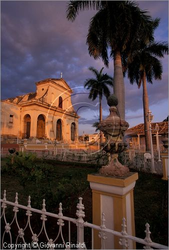 CUBA - Trinidad - Plaza Mayor, la piazza terrazzata con giardini, palme, inferriate, lampioni e vasi in ceramica - dietro  visibile la cattedrale