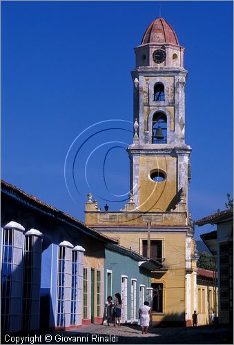CUBA - Trinidad - scorcio nelle vie del centro e la chiesa di  San Francesco