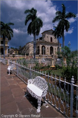 CUBA - Trinidad - Plaza Mayor, la piazza terrazzata con giardini, palme, inferriate, lampioni e vasi in ceramica - dietro  visibile la cattedrale