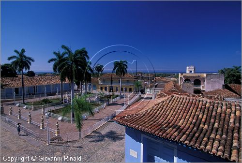 CUBA - Trinidad - Plaza Mayor, la piazza terrazzata con giardini, palme, inferriate, lampioni e vasi in ceramica