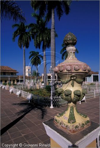 CUBA - Trinidad - Plaza Mayor, la piazza terrazzata con giardini, palme, inferriate, lampioni e vasi in ceramica