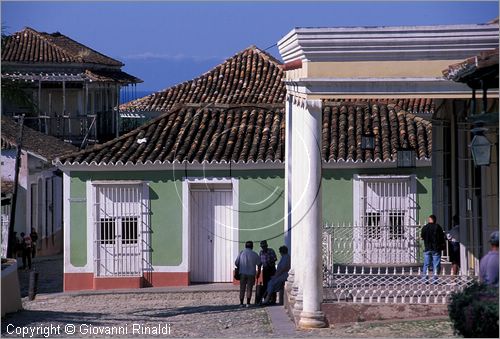 CUBA - Trinidad - Plaza Mayor, la piazza terrazzata con giardini, palme, inferriate, lampioni e vasi in ceramica