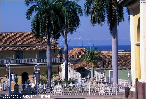 CUBA - Trinidad - Plaza Mayor, la piazza terrazzata con giardini, palme, inferriate, lampioni e vasi in ceramica