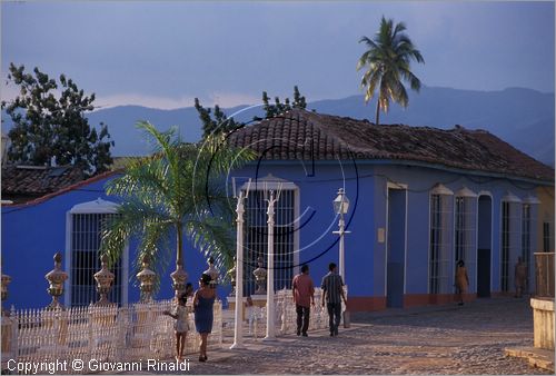 CUBA - Trinidad - Plaza Mayor, la piazza terrazzata con giardini, palme, inferriate, lampioni e vasi in ceramica