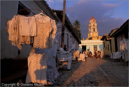 CUBA - Trinidad - scorcio al tramonto, vendita di prodotti artigianali, in fondo il caratteristico campanile della chiesa di San Francesco