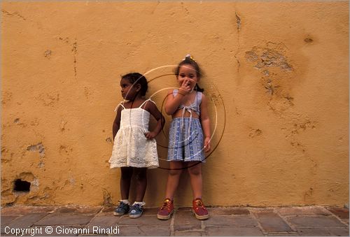 CUBA - Trinidad - due bambine nelle vie del centro