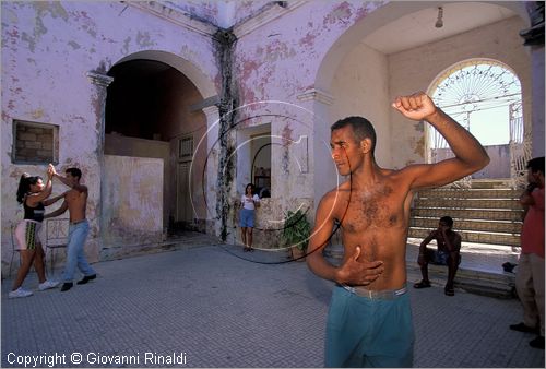 CUBA - Trinidad - Casa della Cultura - esercitazioni di ballerini nel cortile