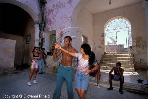 CUBA - Trinidad - Casa della Cultura - esercitazioni di ballerini nel cortile