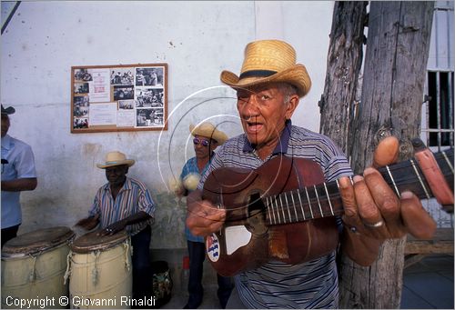 CUBA - Trinidad - gruppo musicale Los Pinos nelle vie del centro