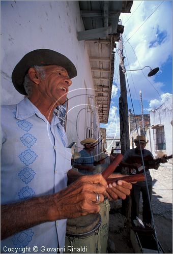CUBA - Trinidad - gruppo musicale Los Pinos nelle vie del centro