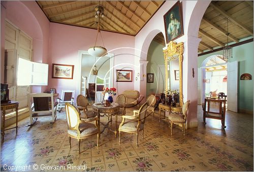 CUBA - Trinidad - una casa privata con il tipico arredamento