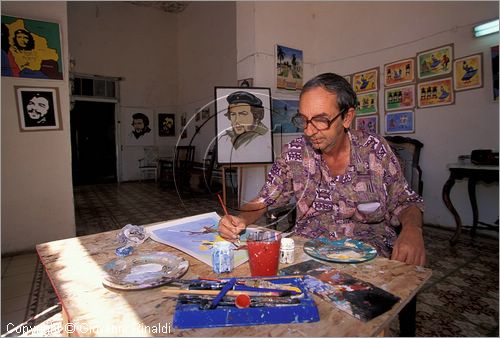 CUBA - Trinidad - un pittore nel suo studio in Plaza Real de la Jigue