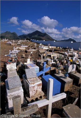 CUBA - (Trinidad) - Banao - cimitero (sulla strada per Sancti Spiritu)