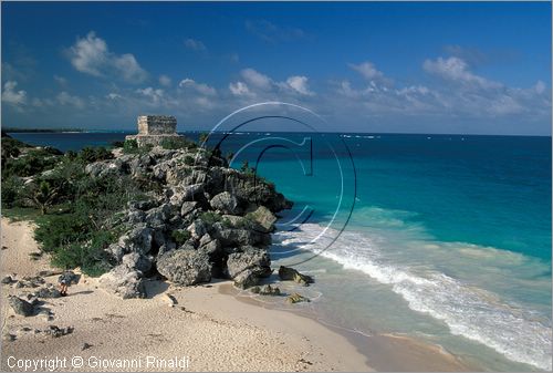 MEXICO - YUCATAN - Area archeologica di Tulum, antica città costiera Maya-Tolteca (1100 d.C.) - la spiaggia e il Tempio del Dio del Vento