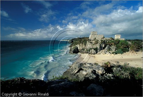 MEXICO - YUCATAN - Area archeologica di Tulum, antica citt costiera Maya-Tolteca (1100 d.C.) - veduta del Castillo a picco sul mare