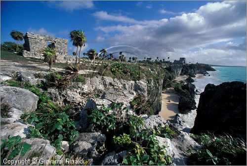 MEXICO - YUCATAN - Area archeologica di Tulum, antica citt costiera Maya-Tolteca (1100 d.C.) - la costa  formata da un misto di rocce a picco e spiaggie dalla sabbia finissima - in alto  il Castillo