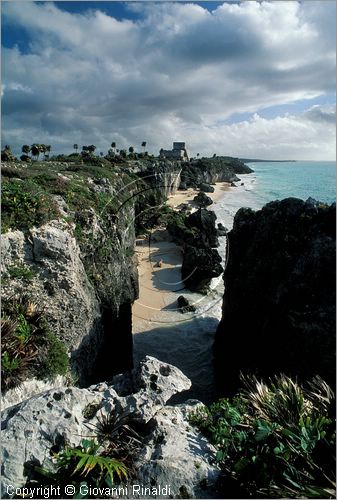 MEXICO - YUCATAN - Area archeologica di Tulum, antica citt costiera Maya-Tolteca (1100 d.C.) - la costa  formata da un misto di rocce a picco e spiaggie dalla sabbia finissima - in alto  il Castillo