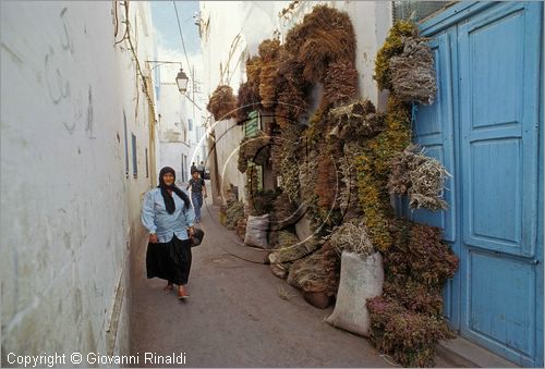 TUNISIA - TUNISI - La Medina - Mercato alimentare in rue des Teinturiers - venditore di spezie