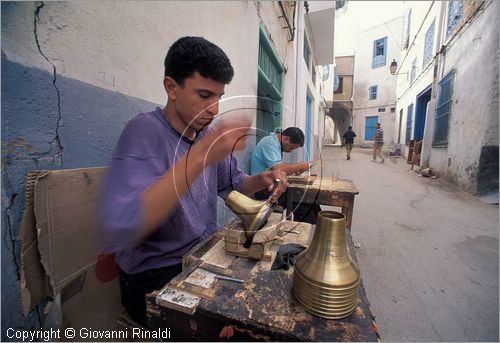 TUNISIA - TUNISI - La Medina - artigiano