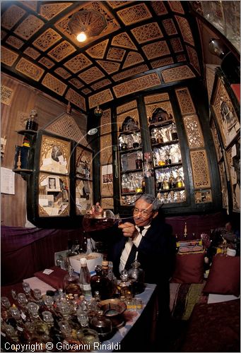 TUNISIA - TUNISI - La Medina - Souk - negozio di profumi "Aux Vrais Parfums d'Orient