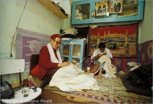 TUNISIA - TUNISI - La Medina - Souk - artigiani al lavoro nella loro bottega