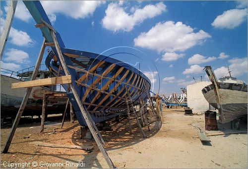 TUNISIA - Kelibia - il porto - cantiere per la costruzione di barche da pesca in legno