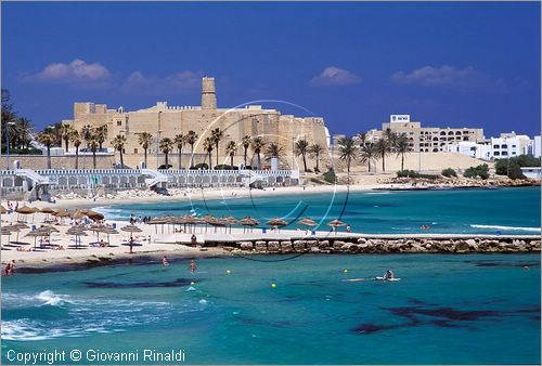 TUNISIA - Monastir - veduta della costa con le spiagge, dietro il Ribat