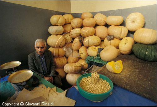 TUNISIA - Sousse - il mercato, venditore di zucche