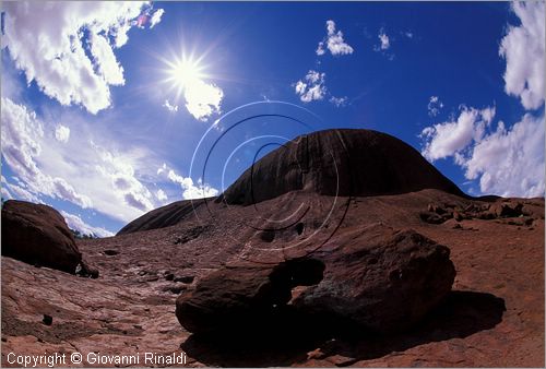 AUSTRALIA CENTRALE - Uluru Kata Tjuta National Park - Ayres Rock - alla base della roccia sul lato sud-est