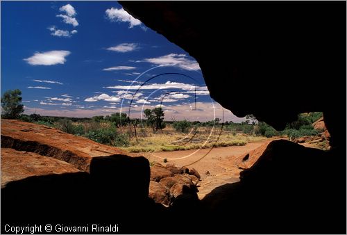 AUSTRALIA CENTRALE - Uluru Kata Tjuta National Park - Ayres Rock - grotte alla base della roccia nella zona di Kantju Gorge
