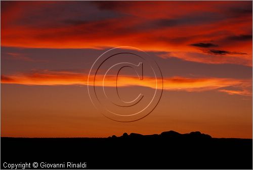 AUSTRALIA CENTRALE - Uluru Kata Tjuta National Park - Monti Olgas - il profilo dei monti al tramonto