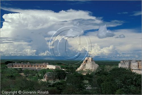 MEXICO - YUCATAN - Area archeologica di Uxmal, Centro cerimoniale Maya-Puc (600 - 900 d.C.) - Piramide del Adivino (indovino) e Quadrangulo de las monjas vista dalla grande piramide a sud dell'area