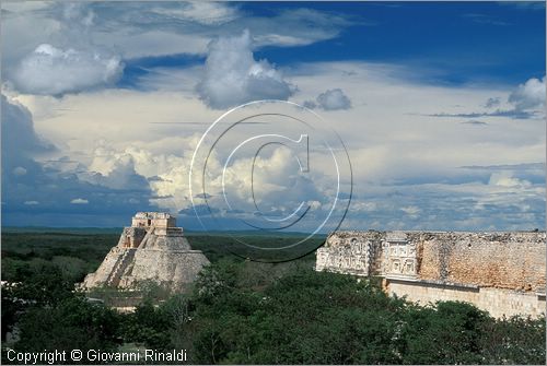 MEXICO - YUCATAN - Area archeologica di Uxmal, Centro cerimoniale Maya-Puc (600 - 900 d.C.) - Piramide del Adivino (indovino) e Palacio del Gobernator vista dalla grande piramide a sud dell'area