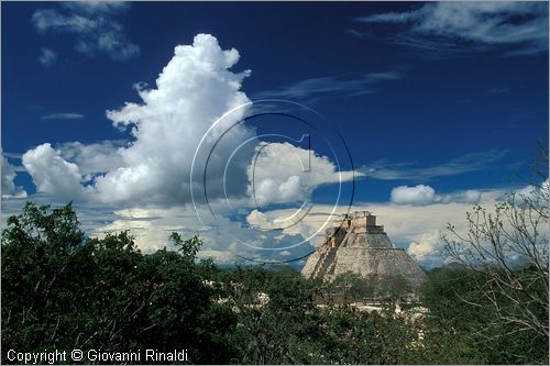 MEXICO - YUCATAN - Area archeologica di Uxmal, Centro cerimoniale Maya-Puc (600 - 900 d.C.) - Piramide del Adivino (indovino) vista dalla grande piramide a sud dell'area