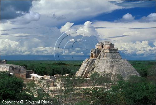 MEXICO - YUCATAN - Area archeologica di Uxmal, Centro cerimoniale Maya-Puc (600 - 900 d.C.) - Piramide del Adivino (indovino) vista dalla grande piramide a sud dell'area