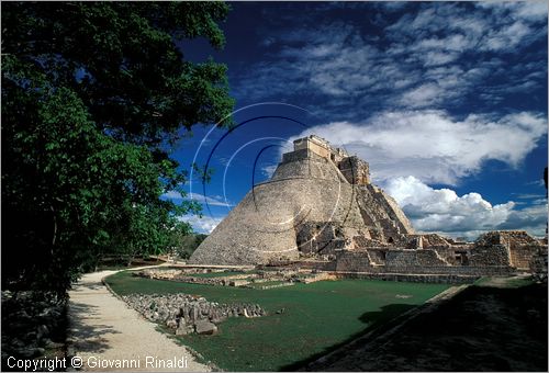 MEXICO - YUCATAN - Area archeologica di Uxmal, Centro cerimoniale Maya-Puc (600 - 900 d.C.) - Piramide del Adivino (indovino)