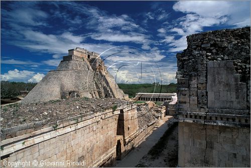 MEXICO - YUCATAN - Area archeologica di Uxmal, Centro cerimoniale Maya-Puc (600 - 900 d.C.) - Piramide del Adivino (indovino)