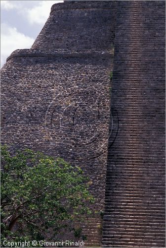 MEXICO - YUCATAN - Area archeologica di Uxmal, Centro cerimoniale Maya-Puc (600 - 900 d.C.) - Piramide del Adivino (indovino)