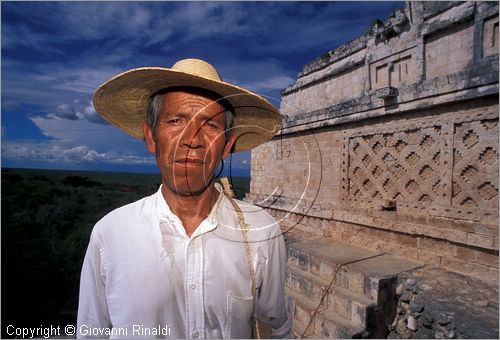 MEXICO - YUCATAN - Area archeologica di Uxmal, Centro cerimoniale Maya-Puc (600 - 900 d.C.) - veduta dalla sommit della Piramide del Adivino (indovino)
